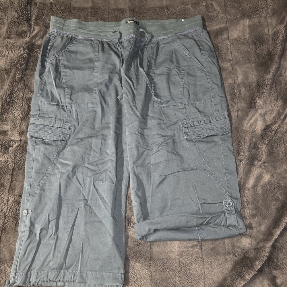 🌞3/$25- Casual Green Cargo, Adjustable Capris with Drawstring Waist & Pockets🌞